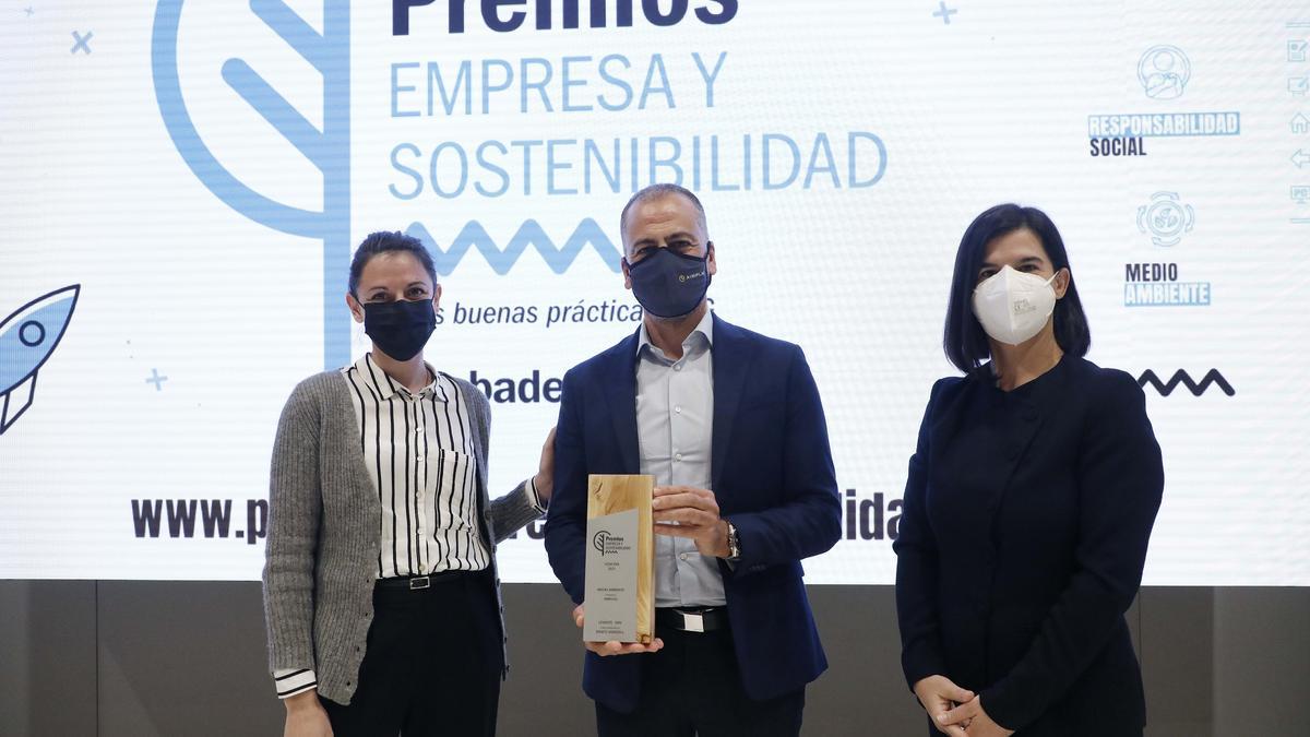 Samira Khodayar entregó el otro premio de Medio Ambiente al director de Aimplas, José Antonio Costa, y a Sonia Albein, investigadora principal del proyecto Oceanets.