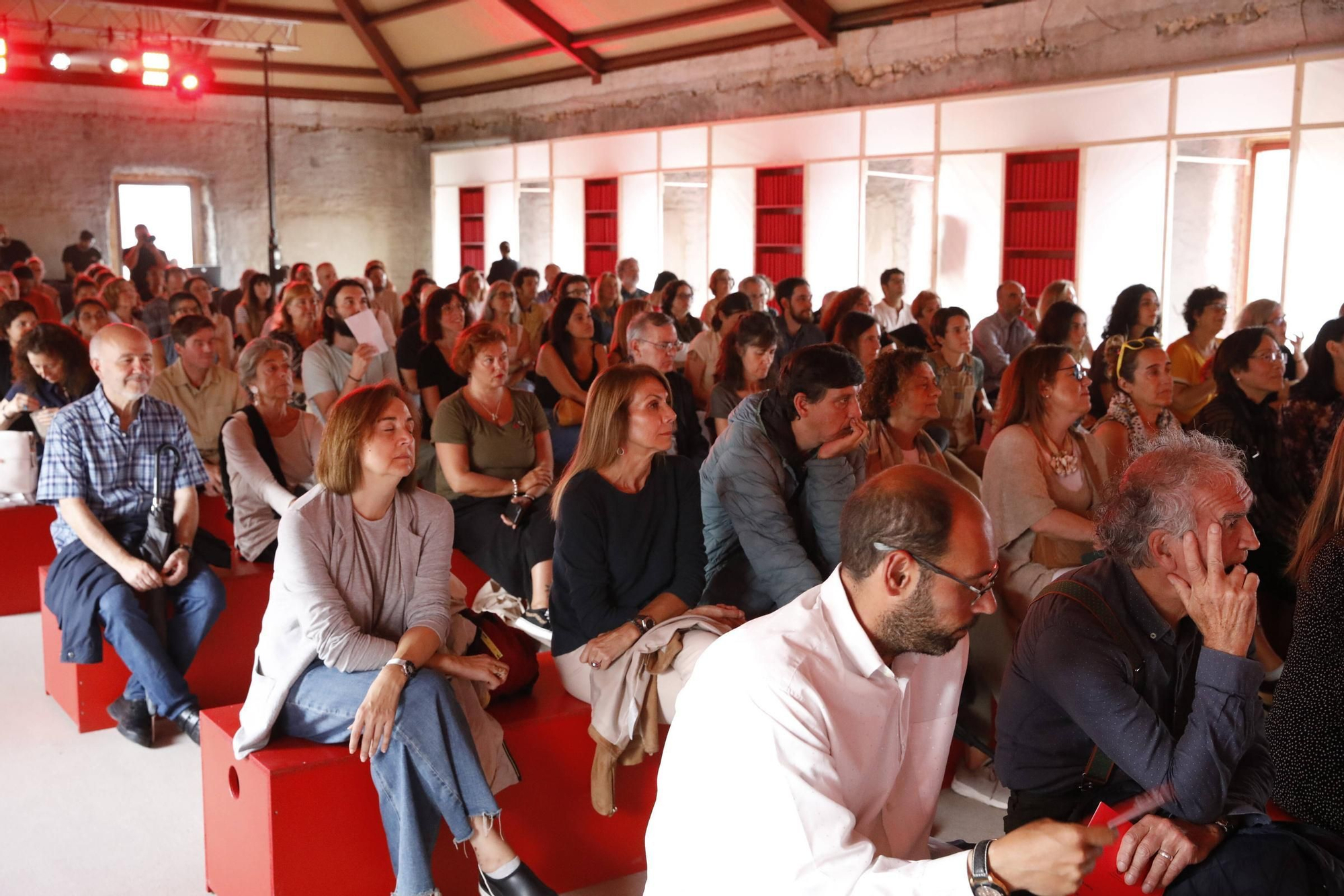 Mesa Redonda "¿De qué hablamos cuando hablamos de Murakami? Murakami en la orilla" en Edificio Tabacalera (Gijón)