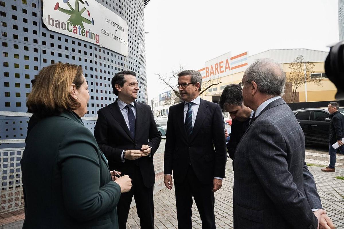 El alcalde Bellido, el consejero Jorge Paradella y el presidente de CECO, Antonio Diaz, este lunes en Córdoba.