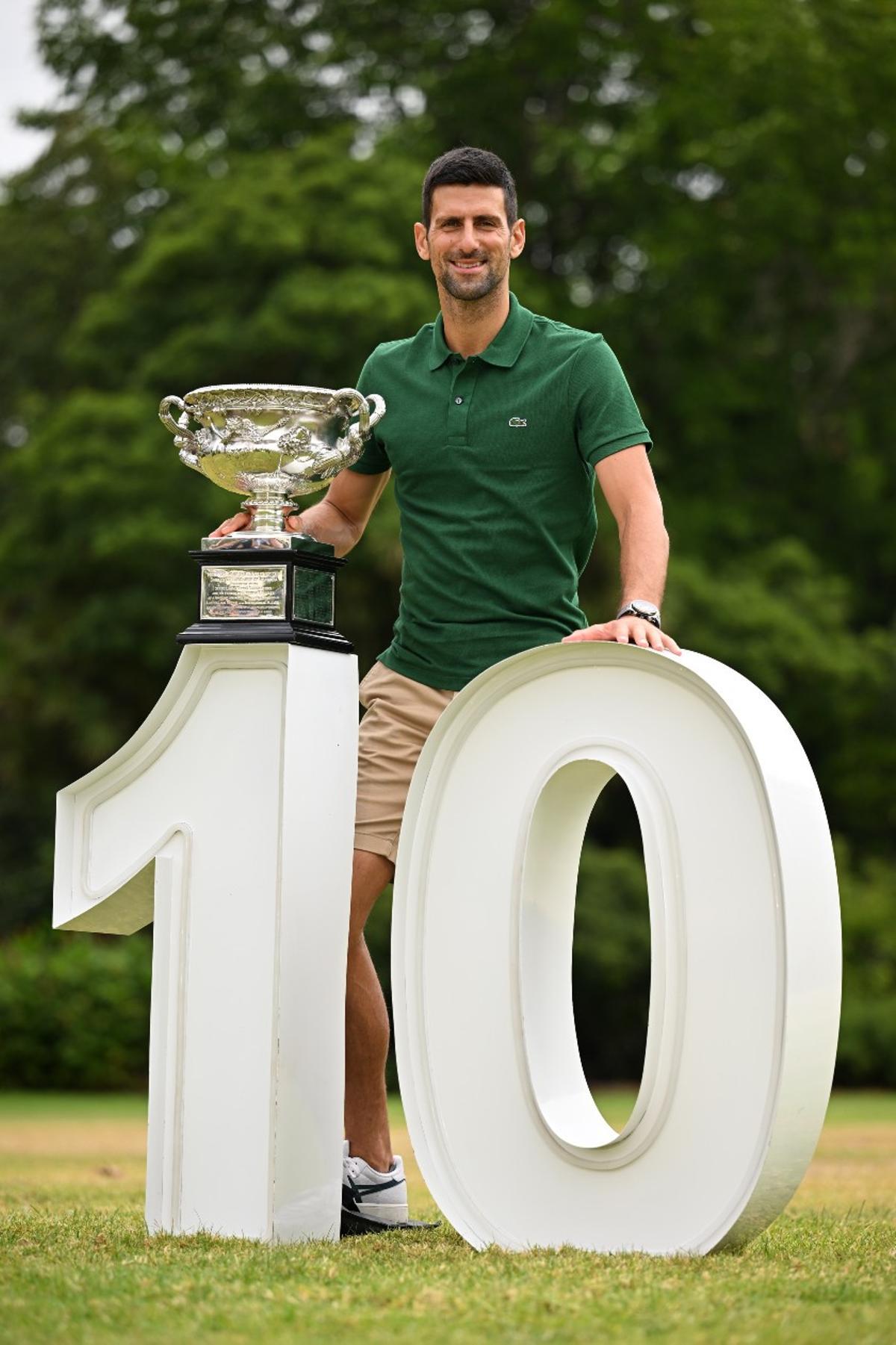 Djokovic, junto a su décimo trofeo en Australia