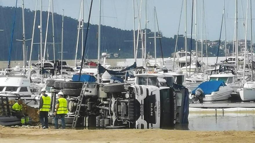 Herido leve tras volcar con su camión en el relleno del puerto de Baiona