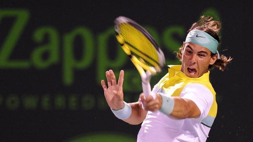 Nadal ejecuta un golpe de derechas desde el fondo de la pista de Miami.