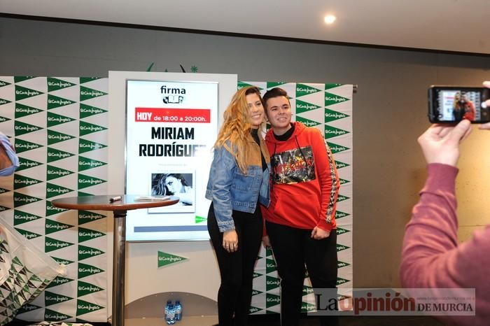 Miriam Rodríguez firma discos en El Corte Inglés