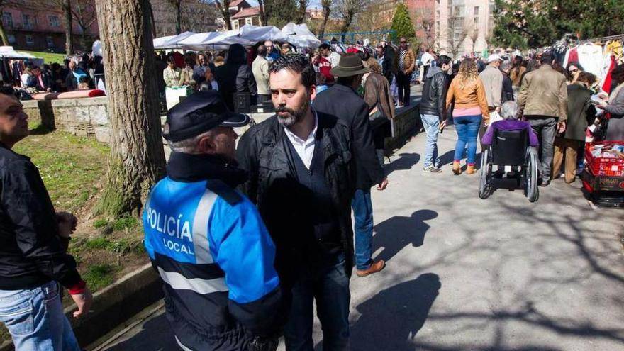 Ricardo Fernández, charlando con un policía local, ayer, en El Campillín.