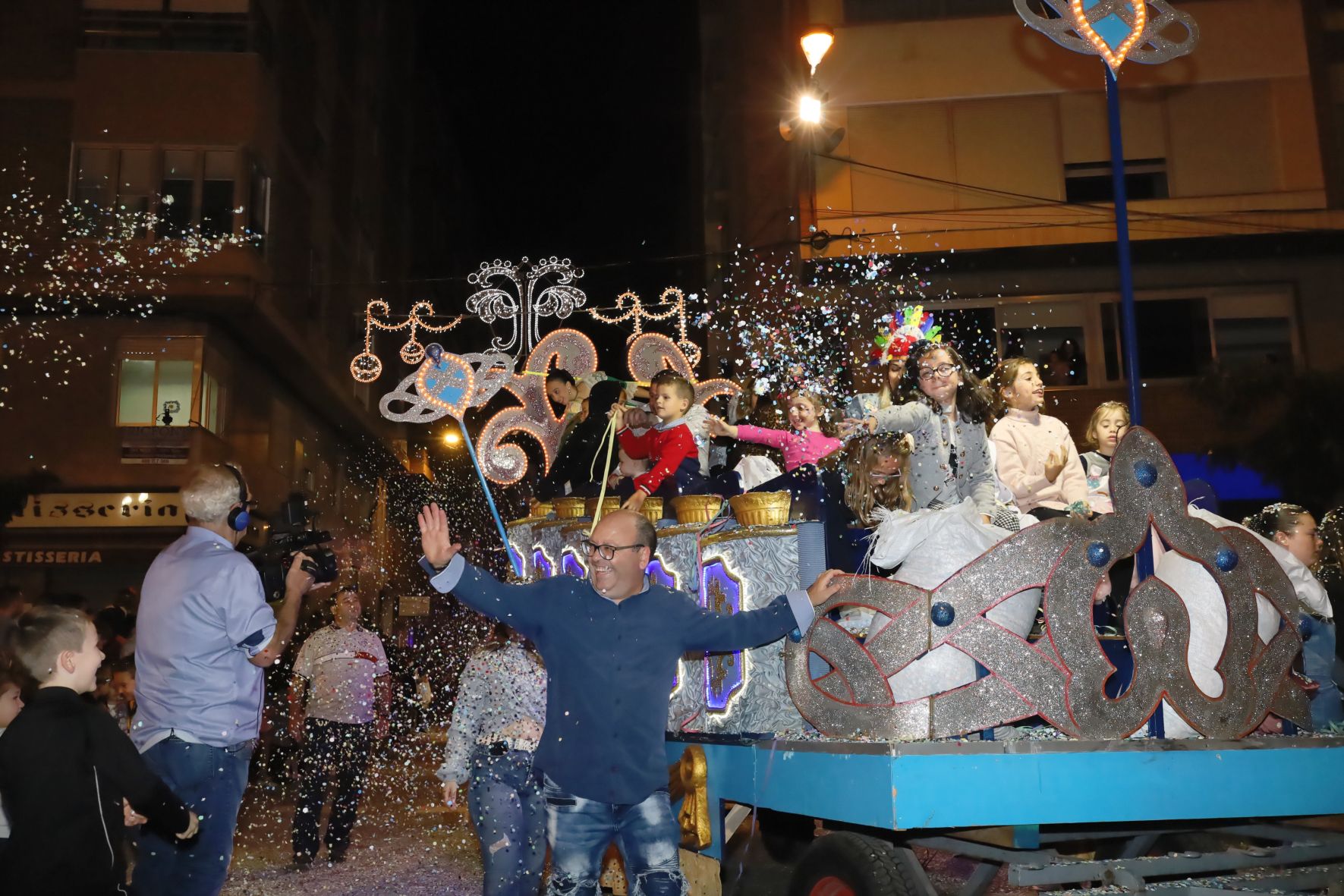 Todas las fotos del colorido desfile de carrozas de la Fira d'Onda