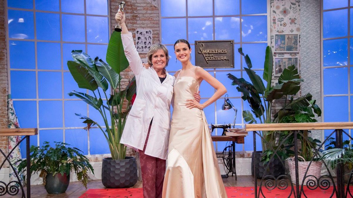 Rosa León con la modelo Blanca Padilla, que lleva el vestido que le dio la victoria en la segunda temporada de 'Maestros de la costura'