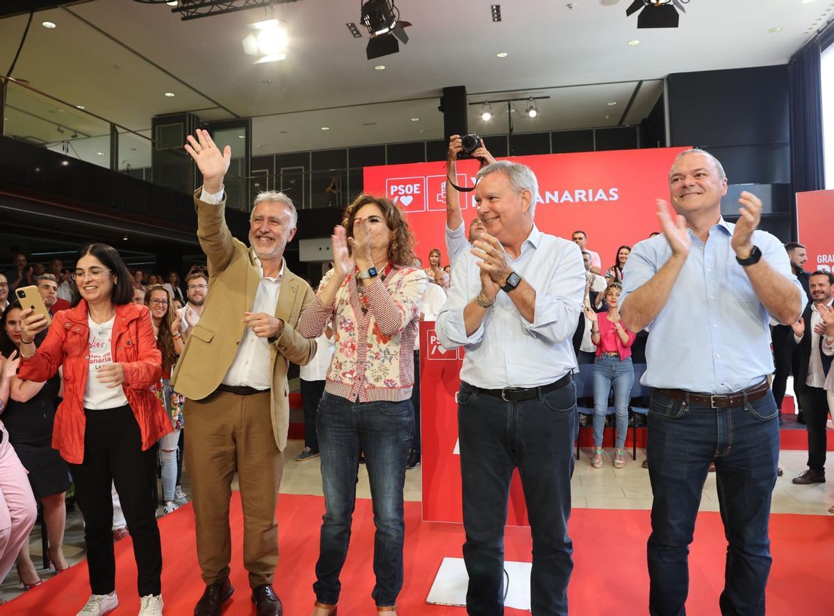 Carolina Darias, Ángel Víctor Torres, María Jesús Montero, Sebastián Franquis y Agusto Hidalgo, en el primer mitin de la campaña.
