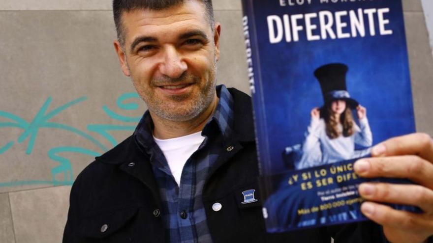 Eloy Moreno, posando con su más reciente libro, «Diferente». | JAIME GALINDO