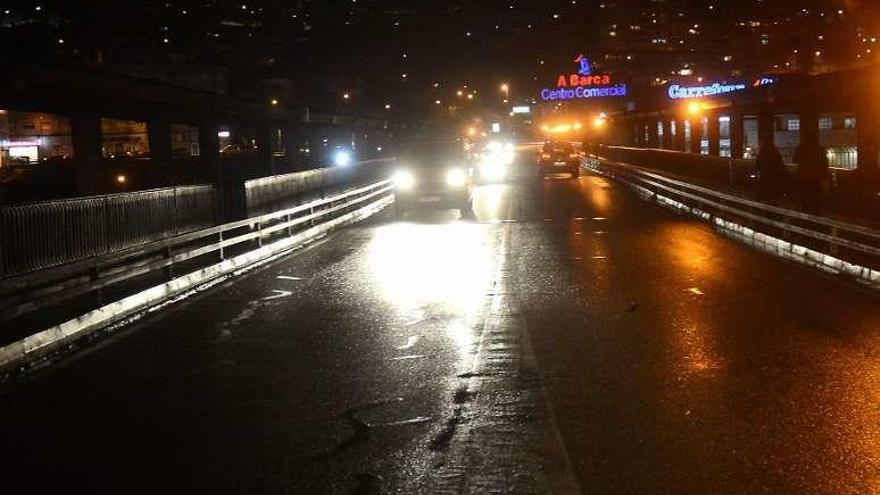 A Barca tenía ayer mejor iluminación, pero aún insuficiente. // R. V.