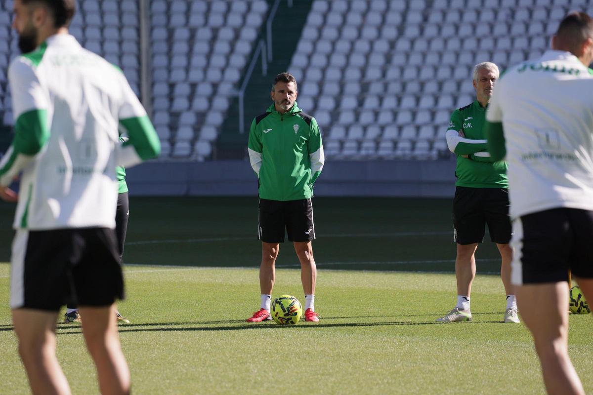 Iván Ania, durante el entrenamiento del Córdoba CF, este jueves, en El Arcángel.