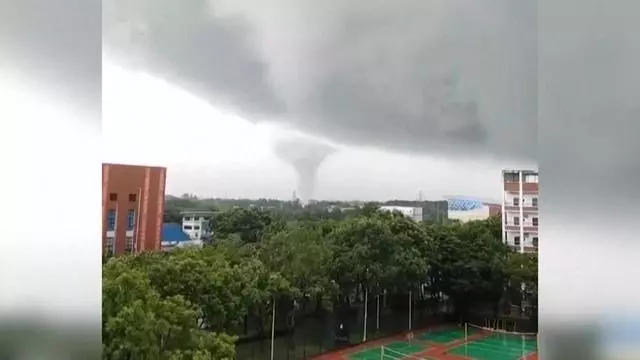 Un espectacular tornado sacude Hainan, en China