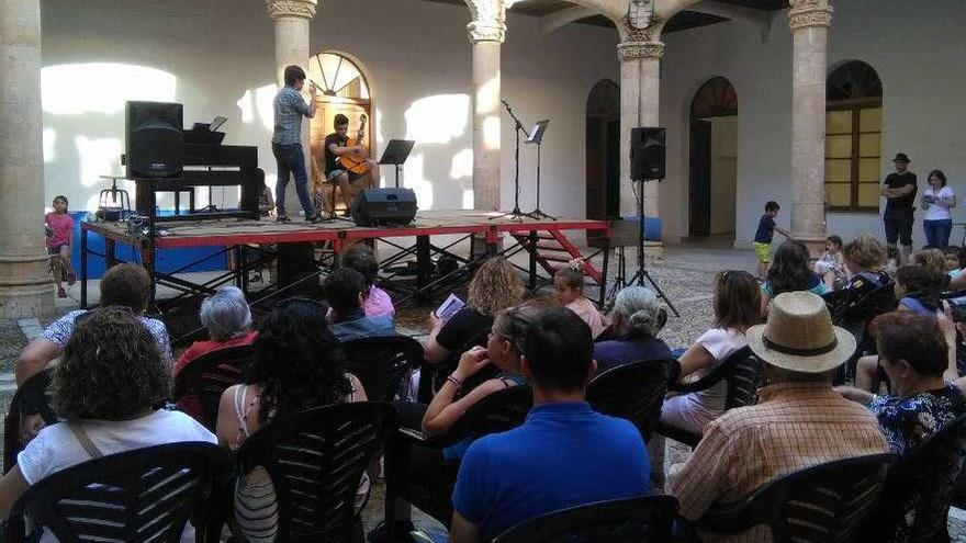 Un alumno de la Escuela de Música se prepara para ofrecer la audición de cierre del curso.