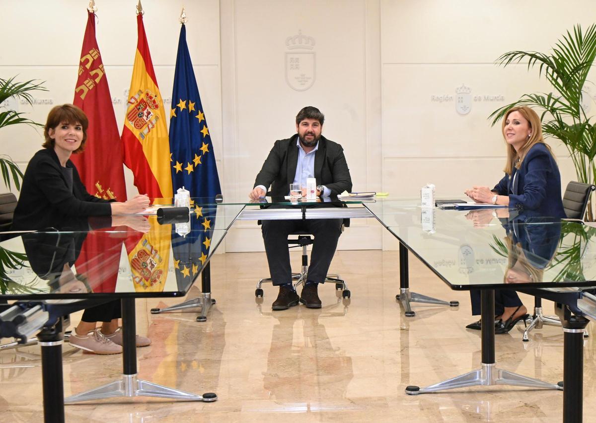 La secretaria general de Comisiones Obreras en la Región de Murcia, Teresa Fuentes, a la izquierda del presidente de la Comunidad, Fernando López Miras.