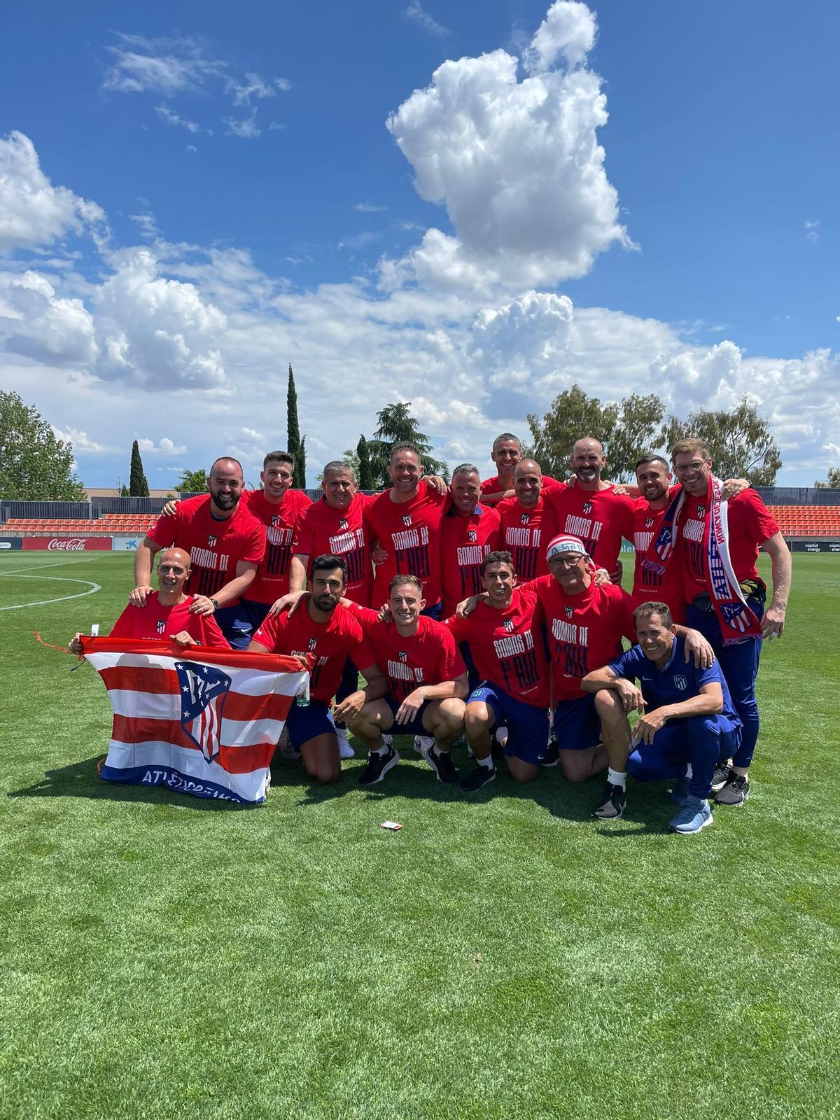 Tevenet y Pineda, de pie, cuarto y quinto desde la izquierda, tras el ascenso del Atlético de Madrid B, segundo consecutivo.