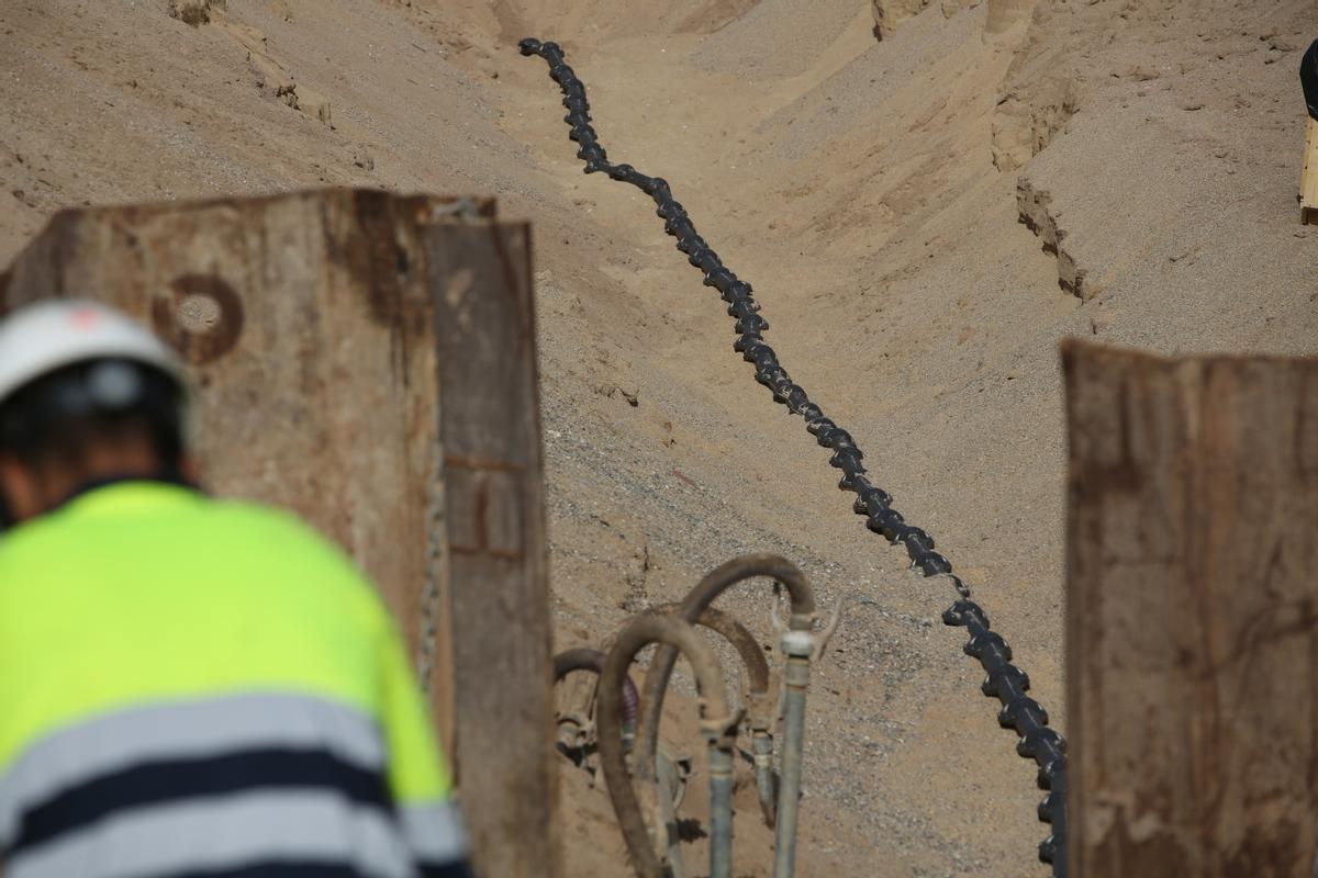 Obras para extender un cable submarino en la playa cancerígena de Sant Adrià