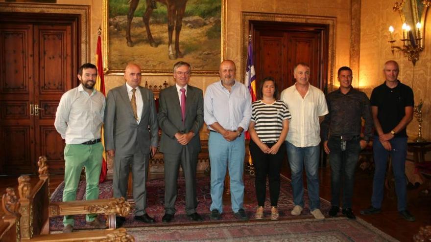 Los promotores del parque de Llucmajor fueron recibidos por el presidente Miquel Ensenyat en julio. consell de mallorca