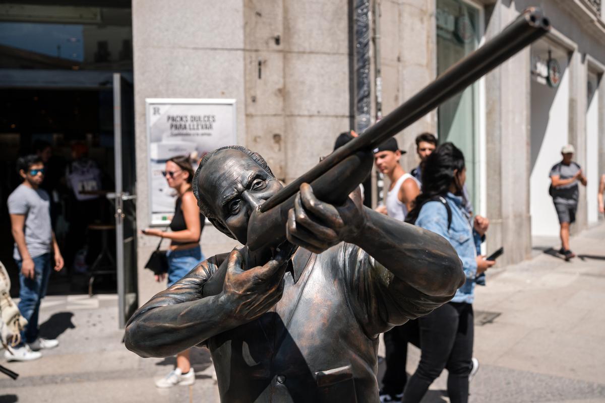 Una estatua de Juan Carlos I apunta con un rifle al oso de la Puerta del Sol.