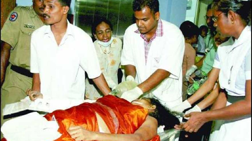Masacre en Colombo por una bomba  de los Tigres tamiles  en un autobús