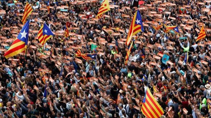 Concentració a la plaça de Sant Jaume de Barcelona el 27-O quan el Parlament va proclamar la República.