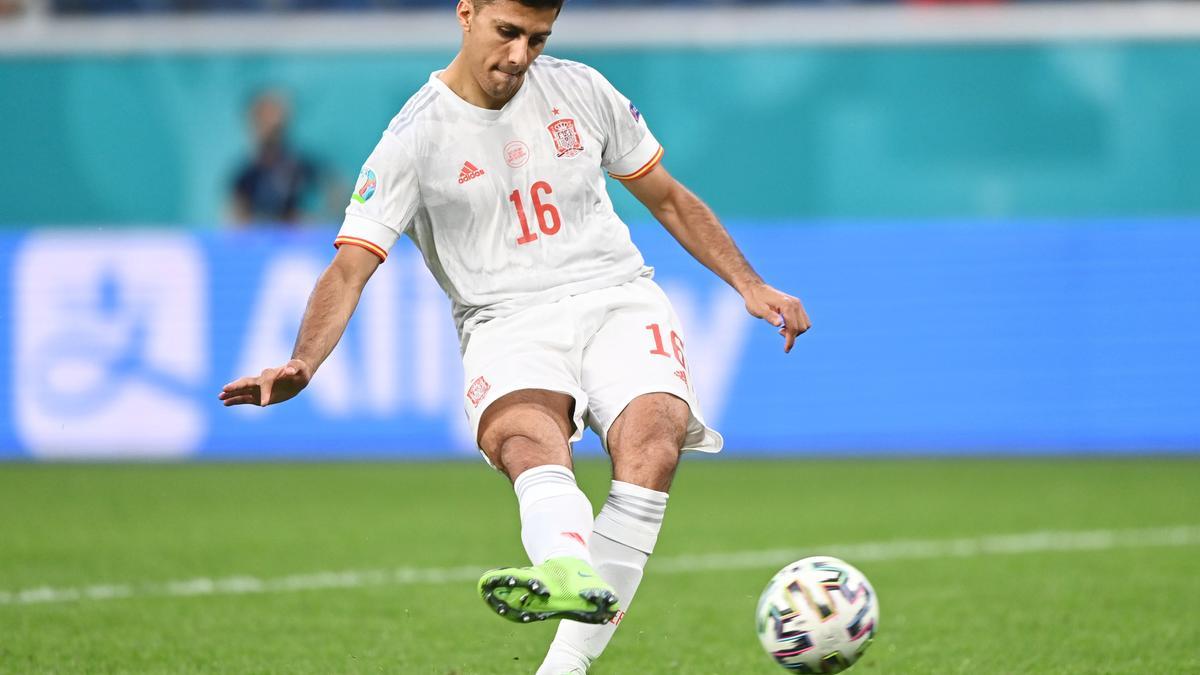 Rodri da un pase en el partido contra Suiza.