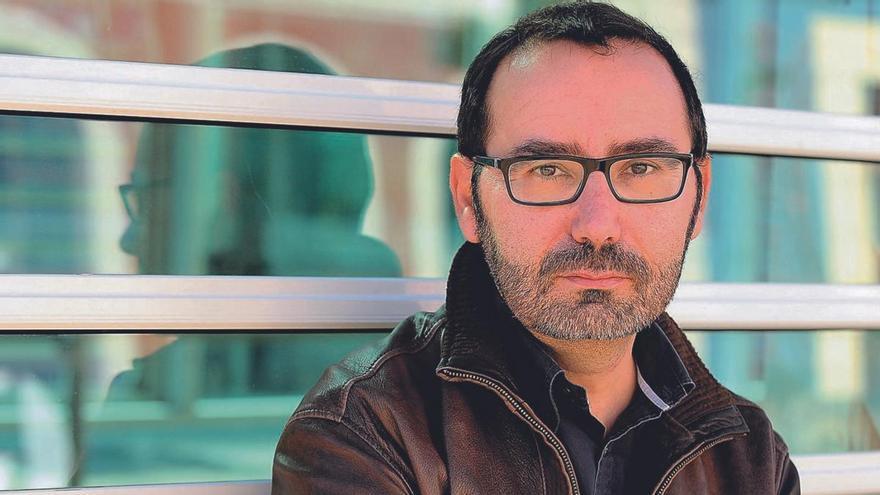 El escritor Javier Morales, autor del libro ‘La hamburguesa que devoró el mundo’. | CÓRDOBA