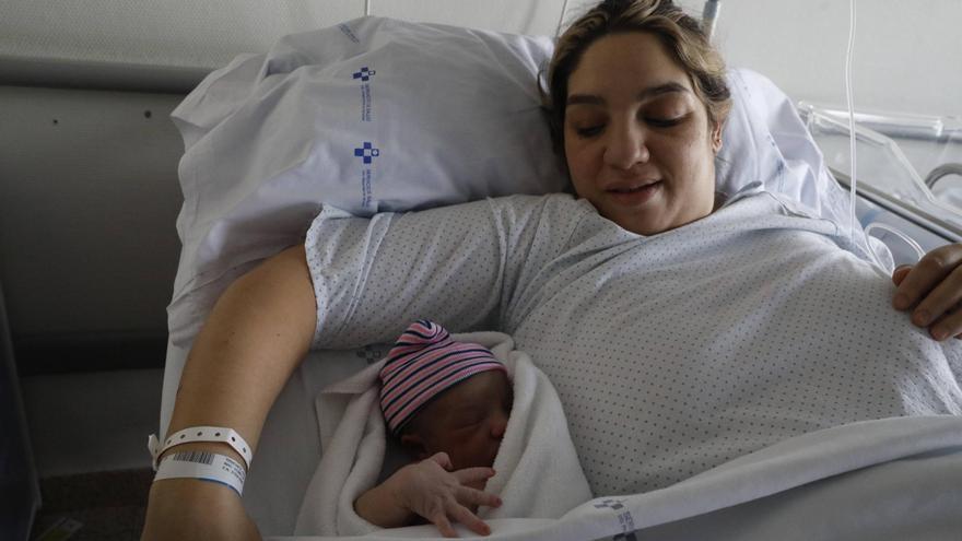 La primera recién nacida avilesina del año es de Corvera, se llama María y llega a una familia numerosa con tres hermanos