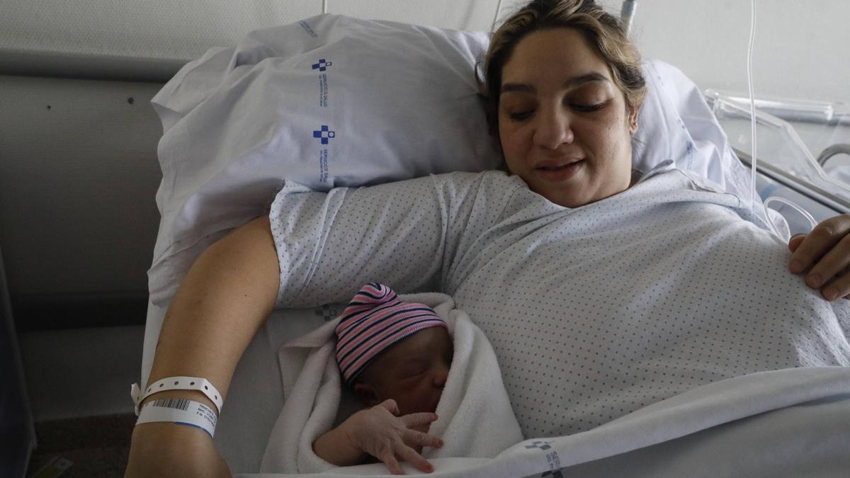 La primera recién nacida avilesina del año es de Corvera, se llama María y llega a una familia numerosa con tres hermanos