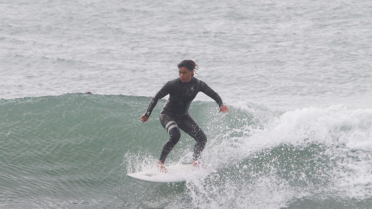 Temporal en la playa El Dedo con surfistas