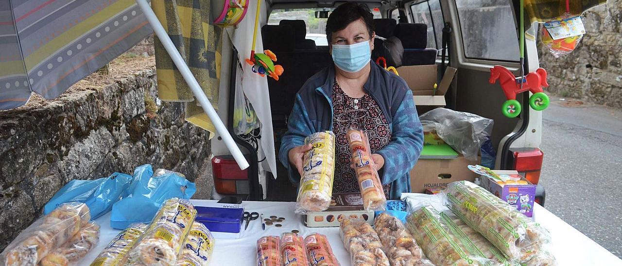 Isabel Gómez lleva cuarenta años dedicándose a la venta de rosquillas por las romerías y ferias.