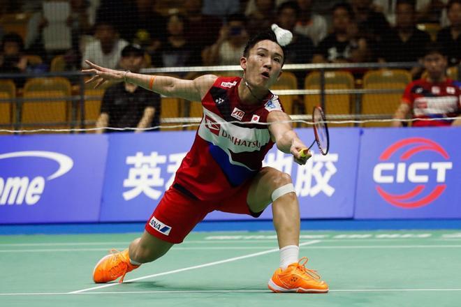 El japonés Kento Momota devuelva el volante a Lee Cheuk Yiu, de Hong Kong, durante su partido de segunda ronda correspondiente al Campeonato de Asia de Bádminton 2019, en Wuhan (China).