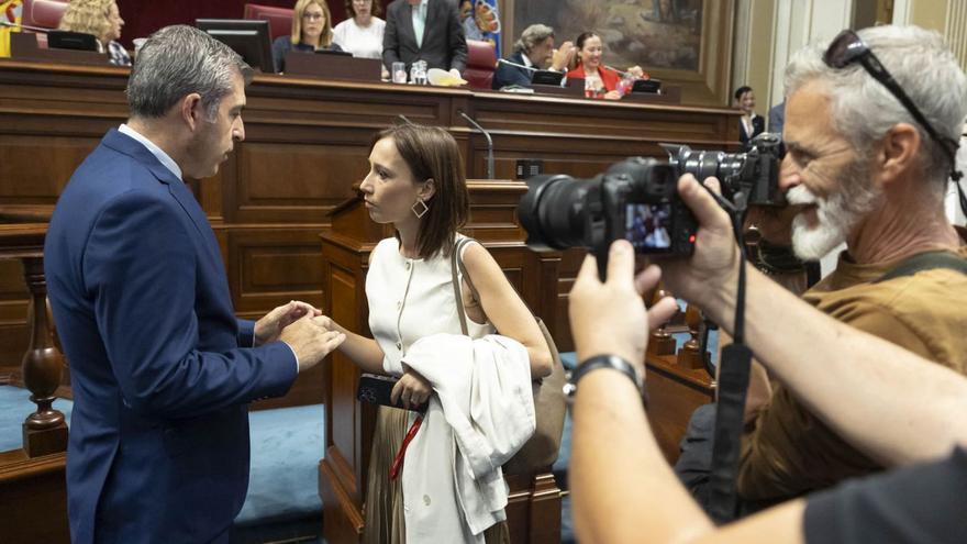 El líder del PP en Canarias, Manuel Domínguez, habla con la socialista Nira Fierro, ayer en el salón de plenos.