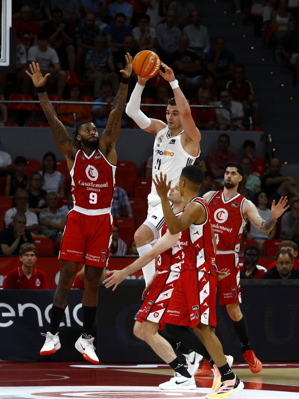 Watson intenta frenar a Hezonja durante el partido de este viernes.