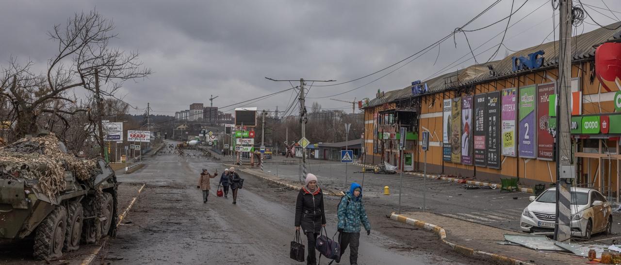 Una familia ucraniana abandona en Kiev su localidad entre los destrozos de la invasión rusa.