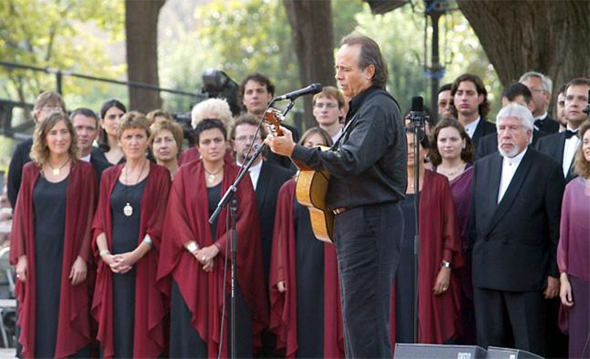Des de la primera edició, les actuacions musicals han jugat un paper important durant la celebració de l’Onze de Setembre. En la imatge, el cantautor Joan Manuel Serrat durant la Diada del 2004.