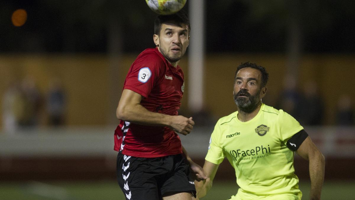 Un instante del partido del Jove contra el Intercity de la pasada campaña.