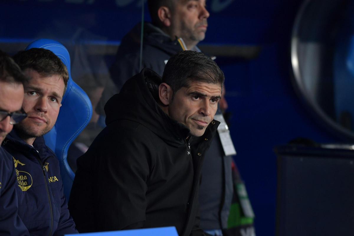 Hidalgo, sentado en el banquillo junto a sus asistentes Ignasi Salafranca y Óscar Hernández