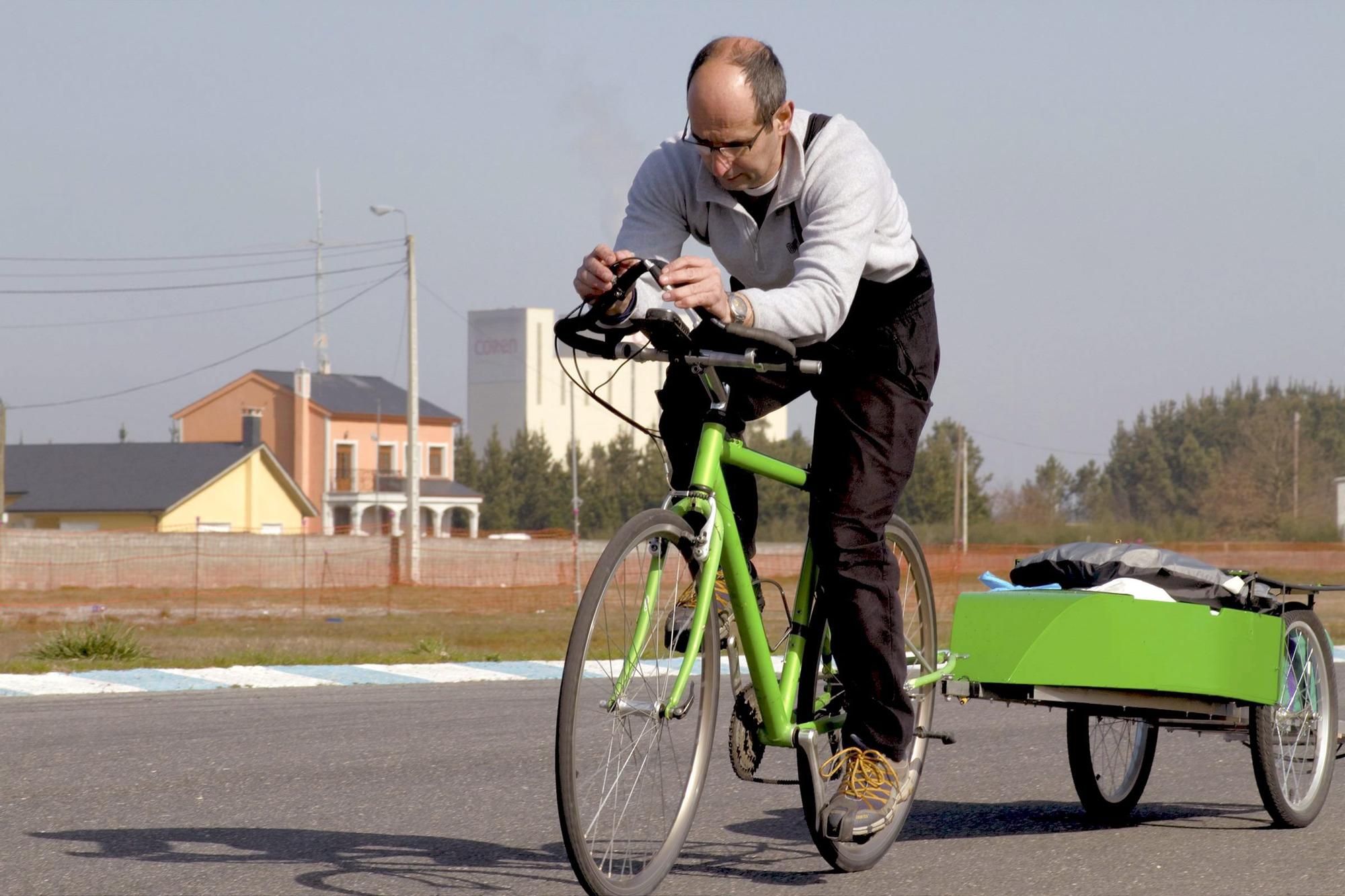 En un desafío para superar a una moto (2011).