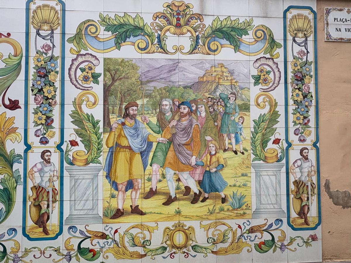 Imatge de la baixada des del Castell Vell a la Plana de Castelló rotulada a la plaça Na Violant de la ciutat.