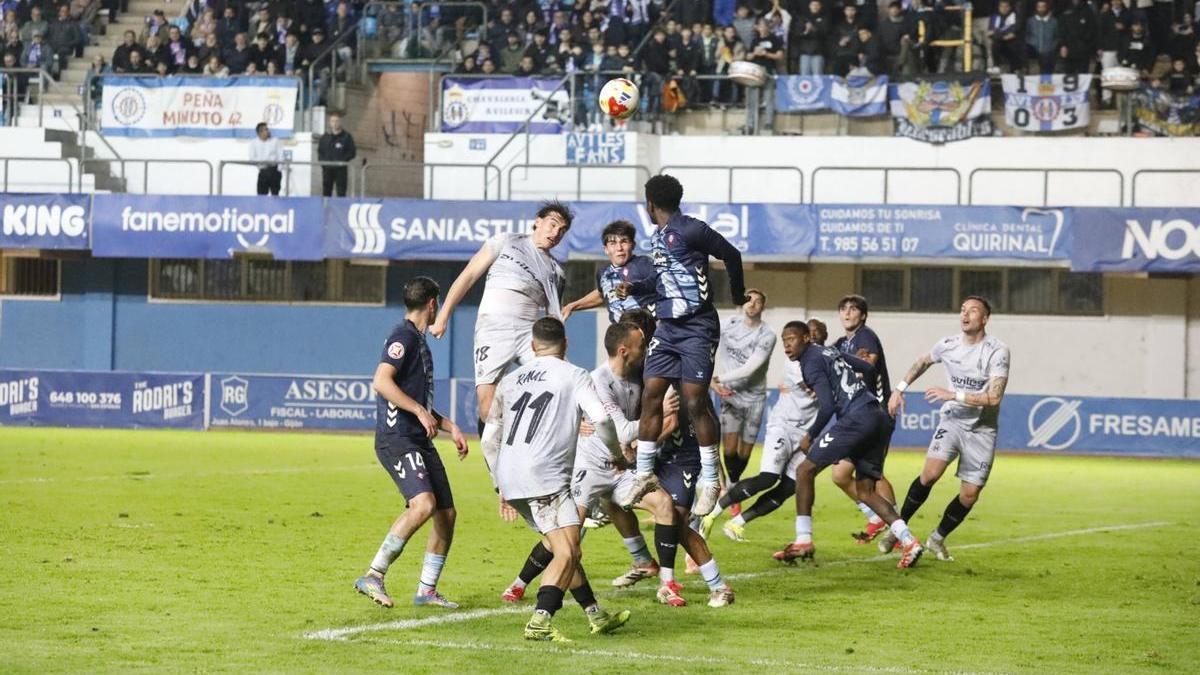 Una jugada del último encuentro del Avilés, ante el Celta Fortuna
