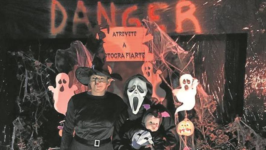 Halloween llena las calles de seres terroríficos, diversión y chucherías