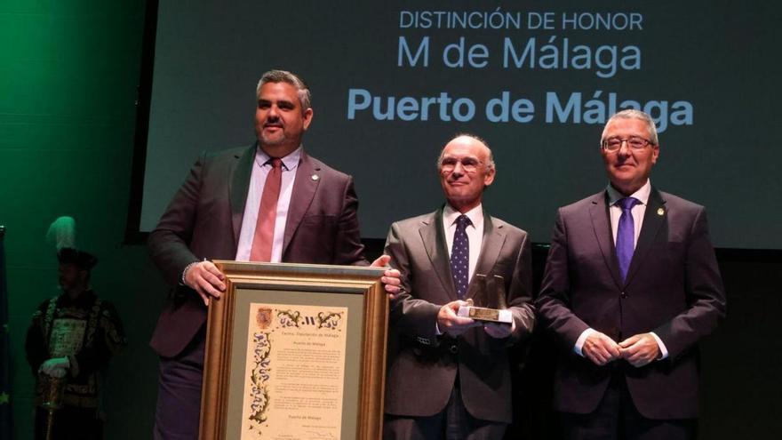 Josele González y Francisco Salado, en la entrega del premio a Carlos Rubio.