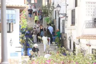 El barrio Santa Cruz de Alicante protesta sin claveles en las Cruces de Mayo