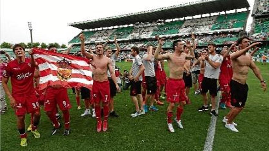 Els jugadors de l&#039;Sporting de Gijón celebren l&#039;ascens al damunt de la gespa del Benito Villamarín.