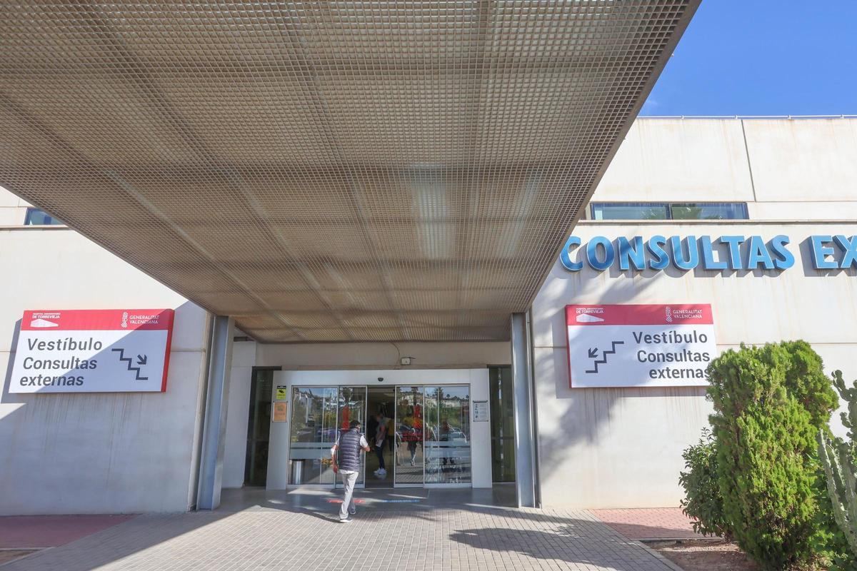 Acceso a consultas externas del Hospital Universitario de Torrevieja