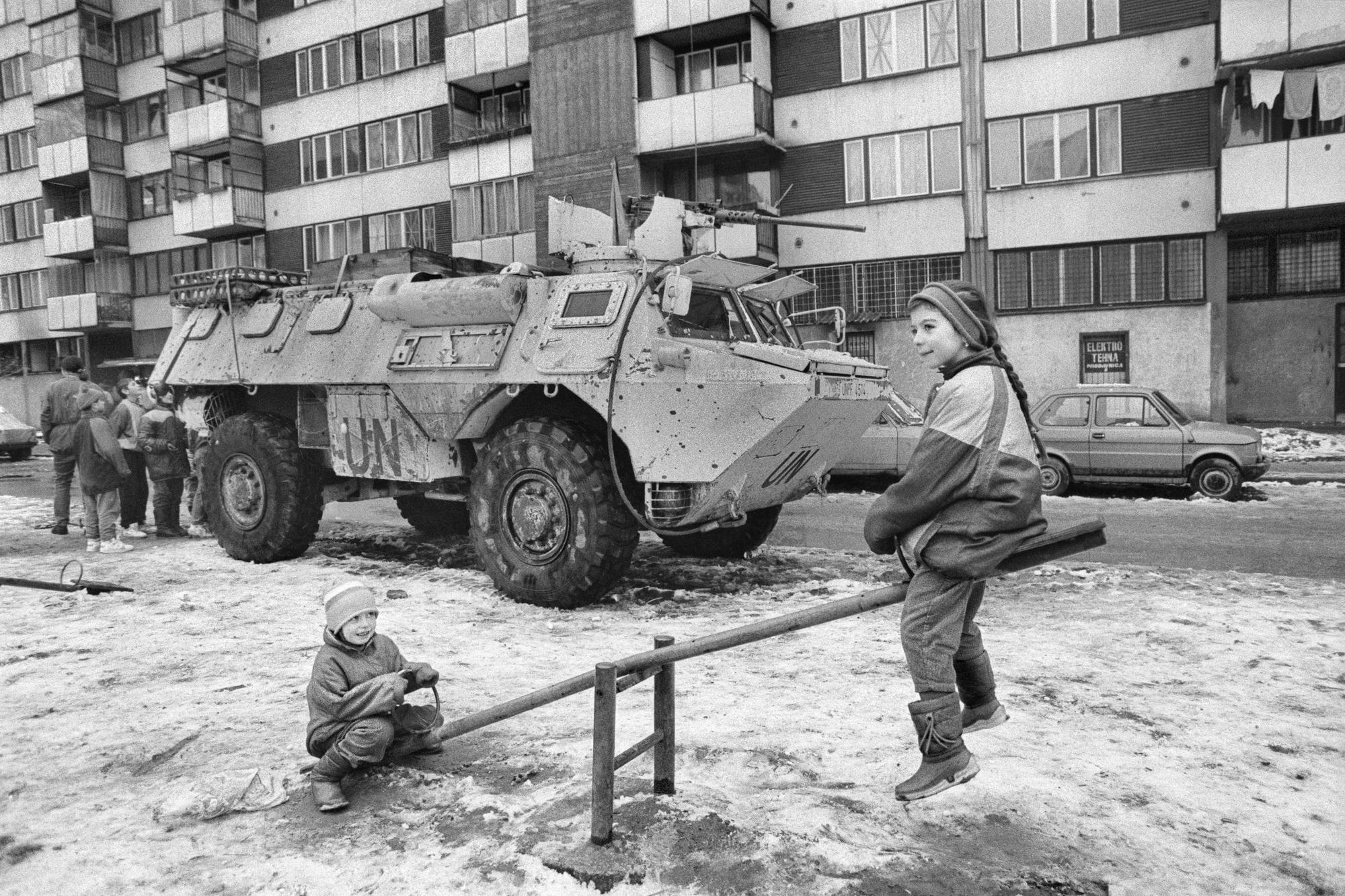 Dos niñas juegan en el Sarajevo asediado de 1993, en una fotografía tomada por el reportero español Gervasio Sánchez.