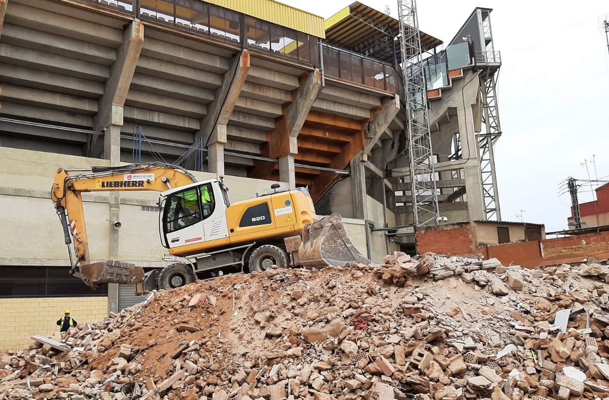 Imagen de los trabajos de retirada de los escombros, con la zona de preferencia del Estadio de la Cerámica al fondo.