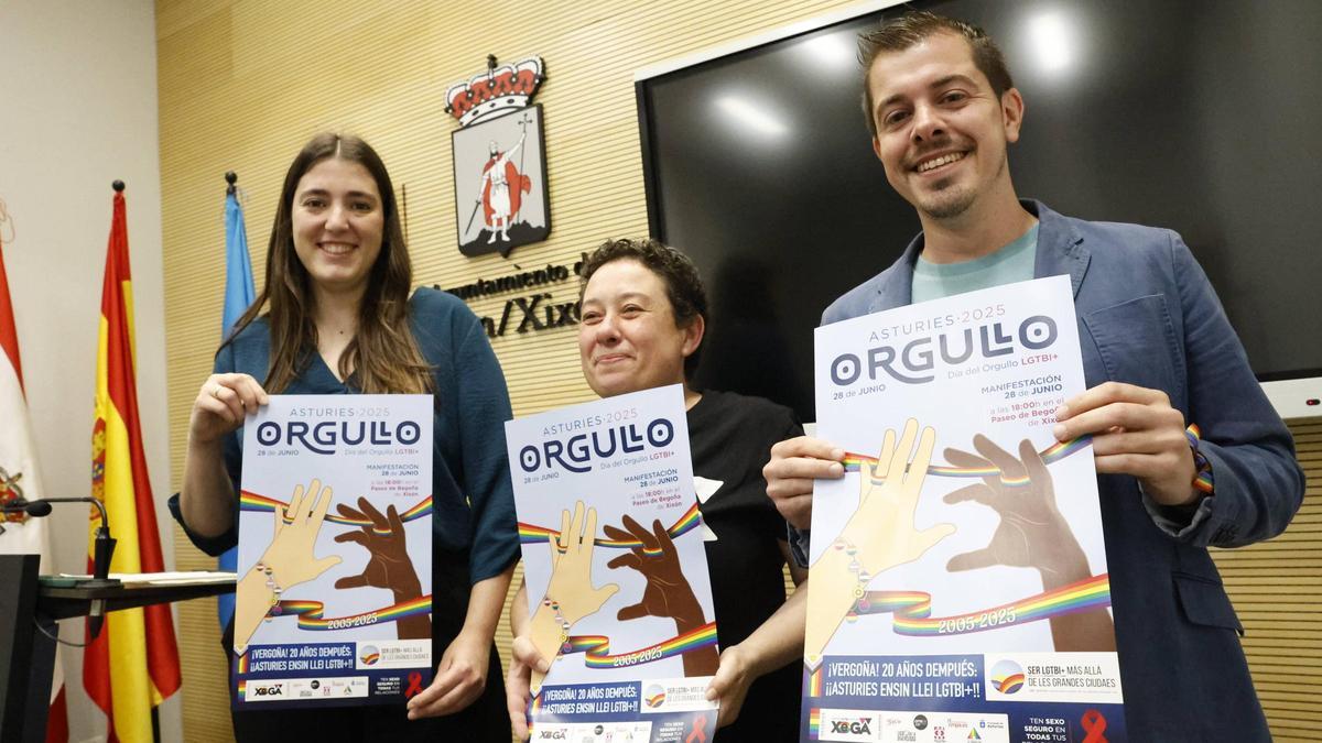 Por la izquierda, Olaya Suárez, Yosune Álvarez y Javier Suárez Llana posan con carteles de la manifestación en Gijón por el día del Orgullo.
