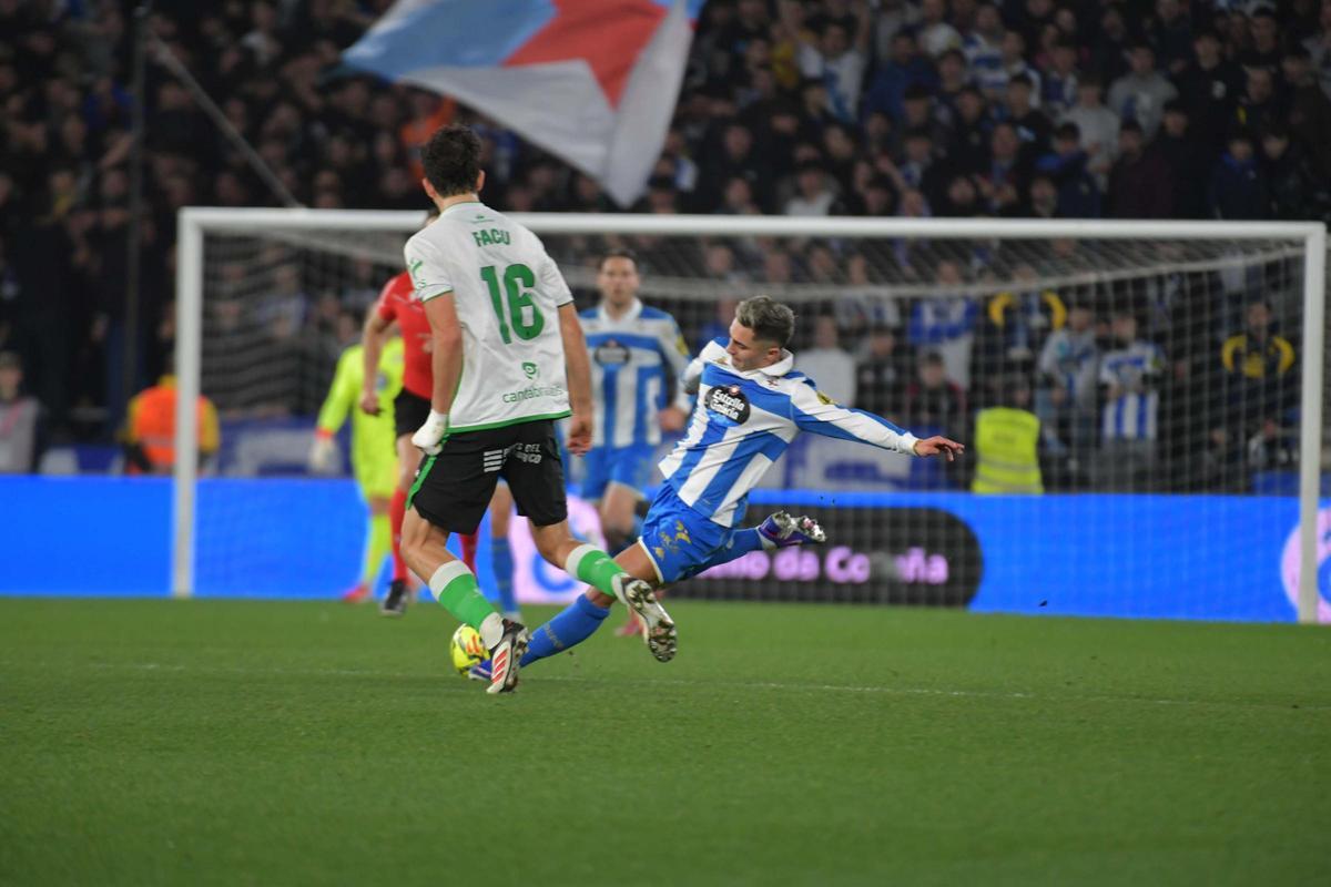 Un Dépor sin fortuna ni puntería cae en Riazor contra el Racing de Santander