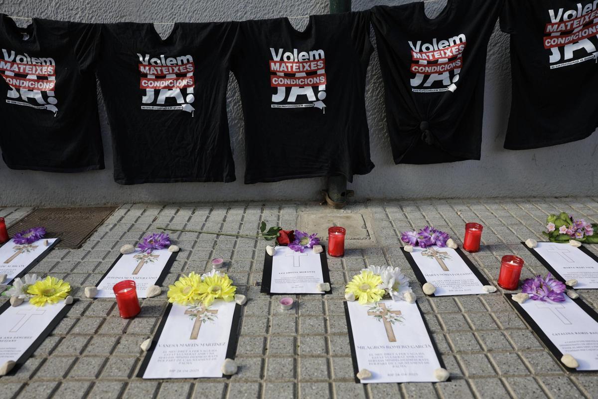 Memorial con esquelas colocado a la entrada del centro 0-3 de Ciutat Antiga.