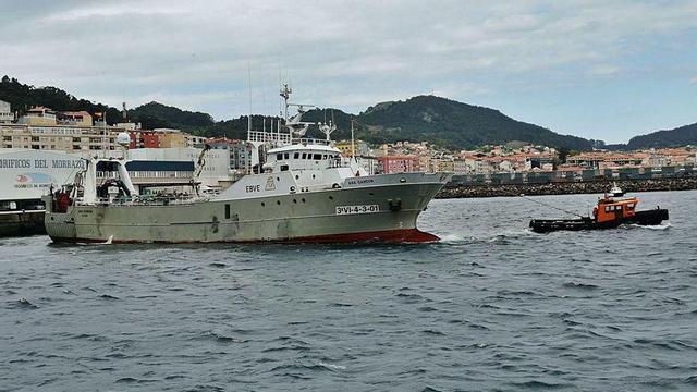 El "Ana Gandón", que faena en NAFO, saliendo este año de Cangas. // Santos Álvarez